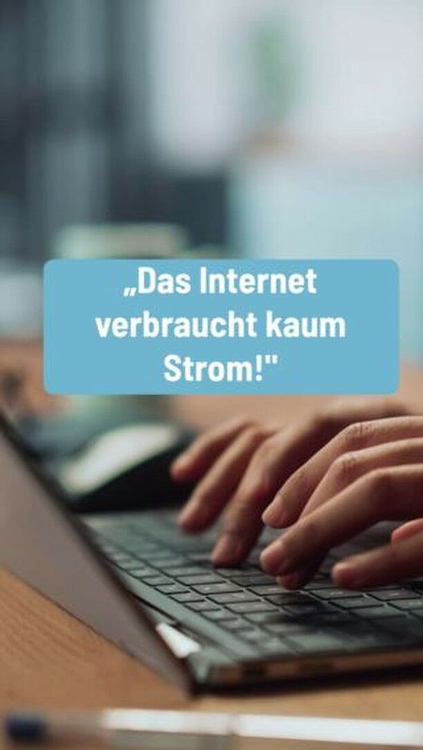 Mythos oder Fakt: Das Internet verbraucht kaum Strom.🔌  👉Mythos! Schon eine einzige Suchanfrage verbraucht 0,3 Wattstunden. Und allein bei Google werden weltweit mehrere Millionen Suchanfragen gestellt - pro Minute! Auch die Amazon Alexa verbraucht nur im Standby-Modus etwa 2 Watt. Der hohe Stromverbrauch entsteht durch die großen Servern und Rechenzentren, die die Nutzung des Internets erst möglich machen. 💻  Ihr möchtet bei eurem Stromverbrauch etwas für die Umwelt tun? 🌱 Der Umstieg auf Ökostrom trägt einen großen Teil zur nachhaltigen Energieversorgung und somit zum Klimaschutz bei. Klingt interessant? Dann schaut doch gerne mal auf unserer Webseite vorbei. Link gibt's in der Bio. 👈  #StadtwerkeLuedenscheid #lüdenscheid #wissenswert #mythosoderfakt #faktenfreitag